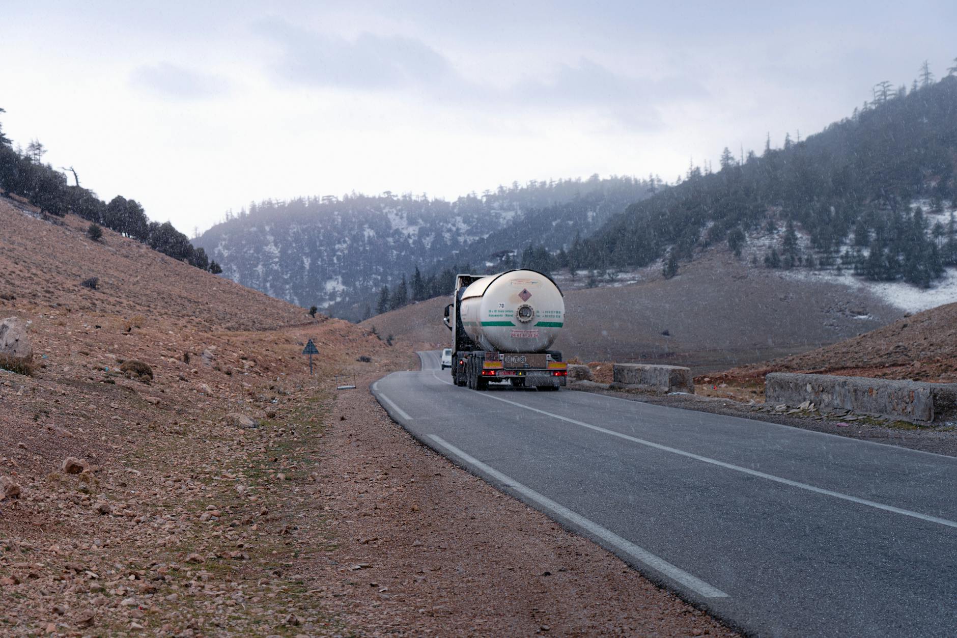 Jak dbać o instalację LPG zimą: praktyczne wskazówki dla kierowców Cysterna z gazem na ośnieżonej górskiej drodze