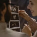 Para ogląda z radością zdjęcia USG przyszłego dziecka