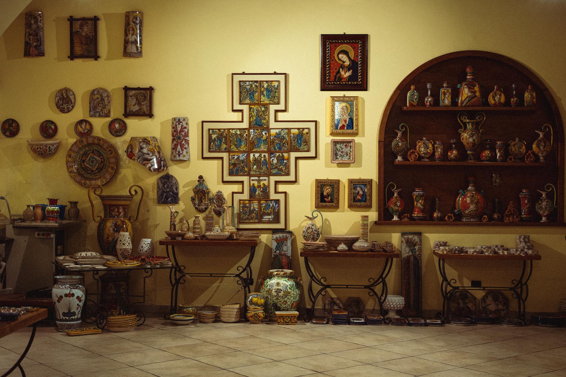 Ściana udekorowana różnorodnymi obrazami i artefaktami religijnymi